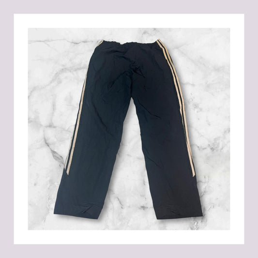 Entdecke unsere Vintage Track Pants von Nike und anderen Marken, erhältlich bei Valuxery.de - Dein Shop für trendige Vintage - Kleidung. Unsere Track Pants sind aus hochwertigen Materialien und