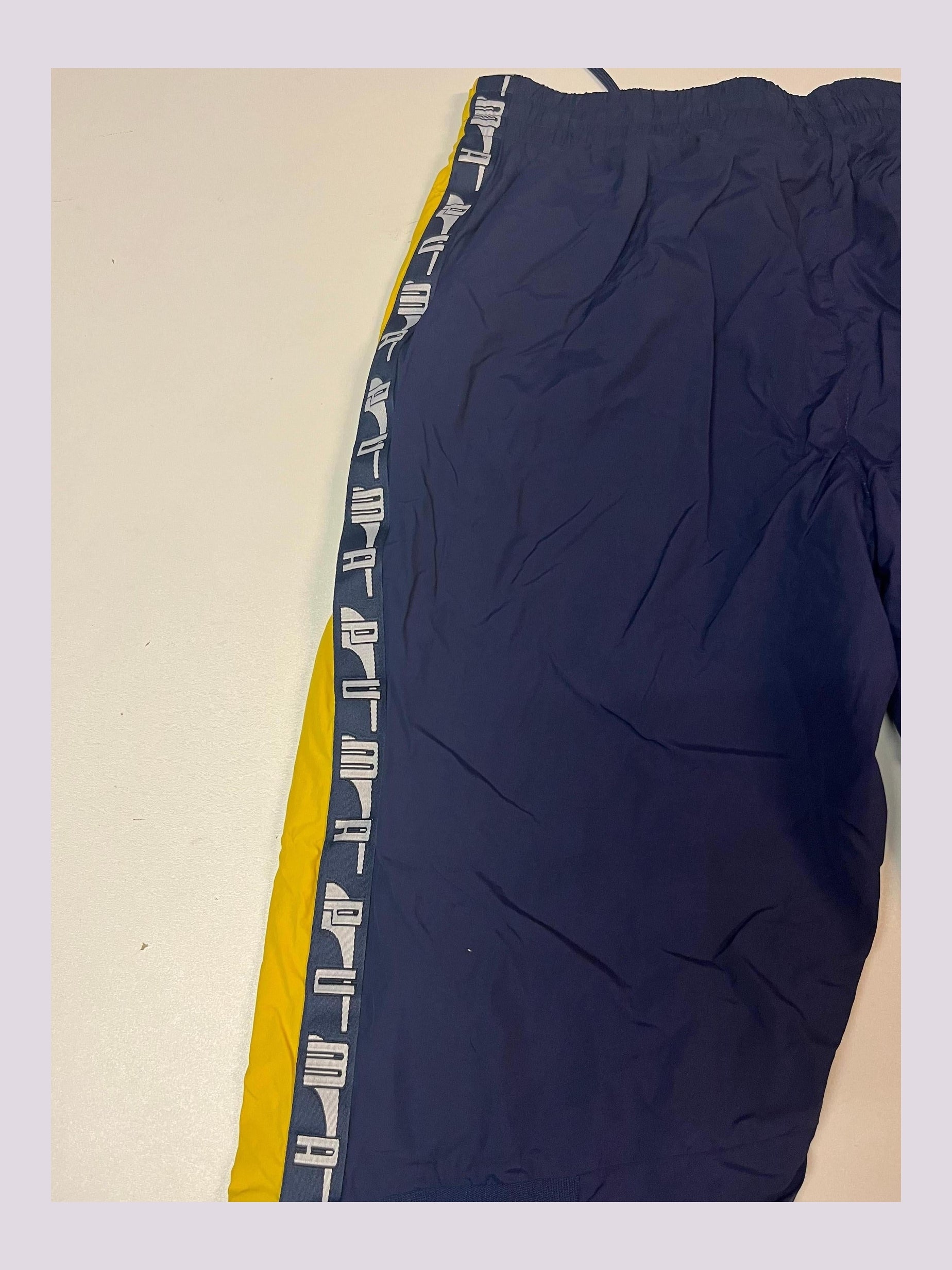 Entdecke unsere Vintage Track Pants von Nike und anderen Marken, erhältlich bei Valuxery.de - Dein Shop für trendige Vintage - Kleidung. Unsere Track Pants sind aus hochwertigen Materialien und