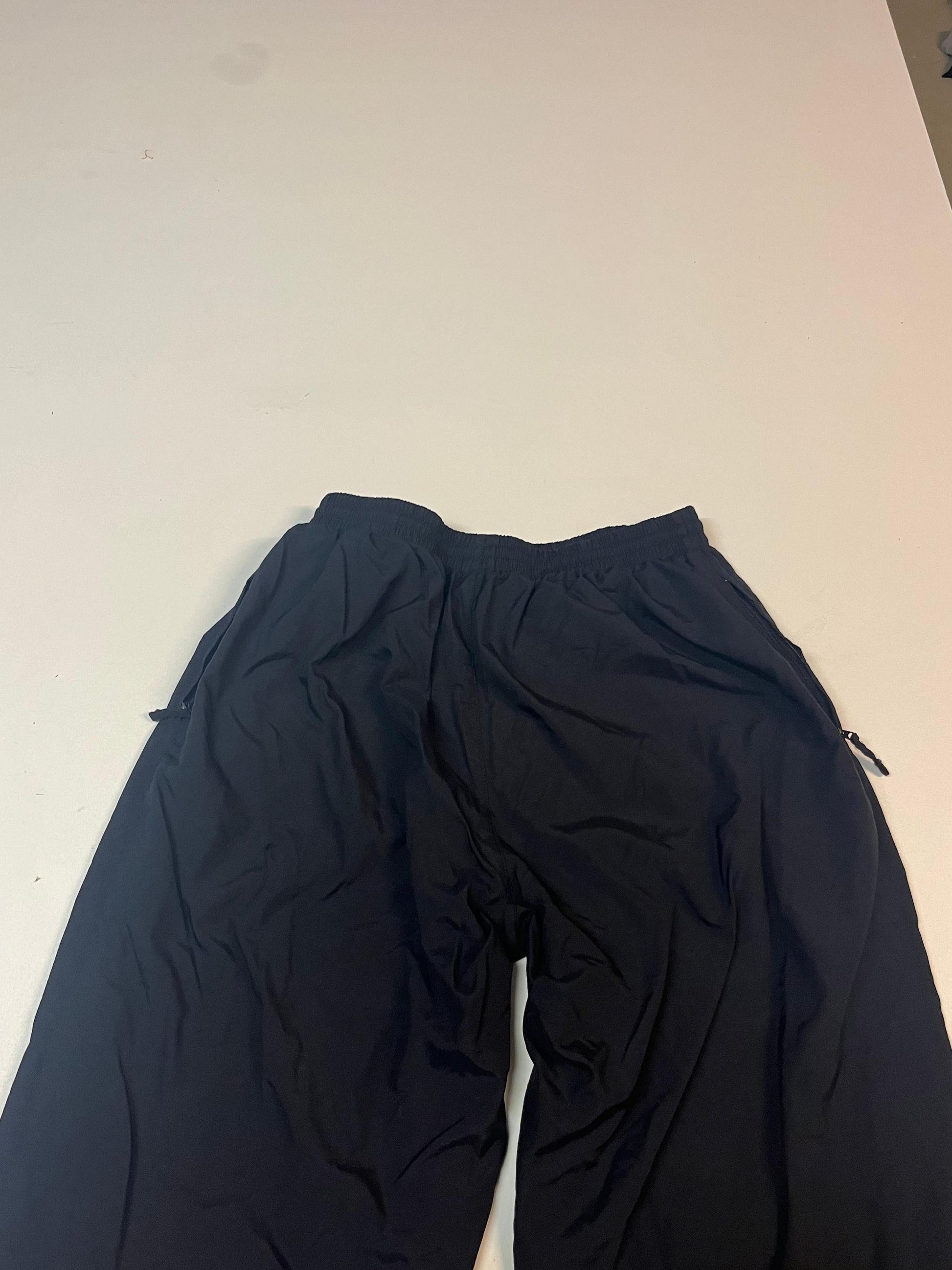 Entdecke unsere Vintage Track Pants von Nike und anderen Marken, erhältlich bei Valuxery.de - Dein Shop für trendige Vintage - Kleidung. Unsere Track Pants sind aus hochwertigen Materialien und