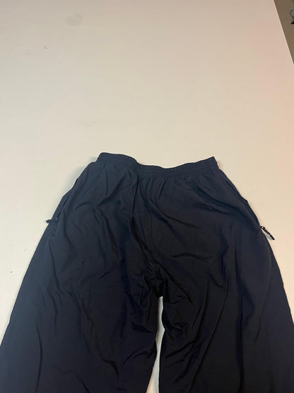 Entdecke unsere Vintage Track Pants von Nike und anderen Marken, erhältlich bei Valuxery.de - Dein Shop für trendige Vintage - Kleidung. Unsere Track Pants sind aus hochwertigen Materialien und