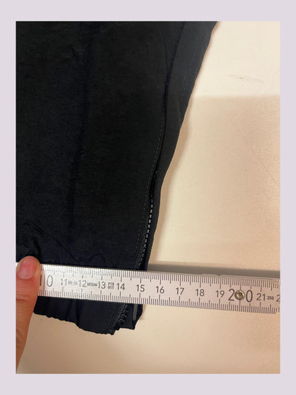 Entdecke unsere Vintage Track Pants von Nike und anderen Marken, erhältlich bei Valuxery.de - Dein Shop für trendige Vintage - Kleidung. Unsere Track Pants sind aus hochwertigen Materialien und