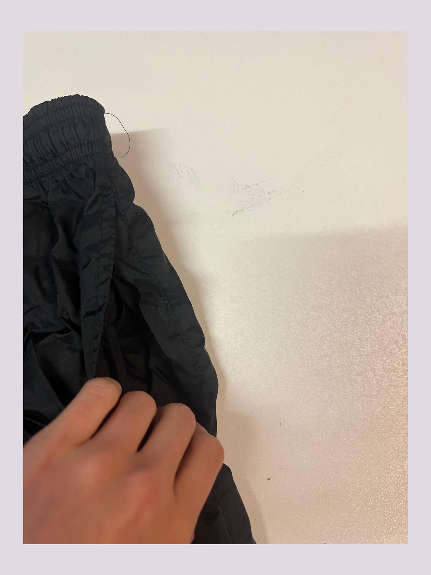 Entdecke unsere Vintage Track Pants von Nike und anderen Marken, erhältlich bei Valuxery.de - Dein Shop für trendige Vintage - Kleidung. Unsere Track Pants sind aus hochwertigen Materialien und