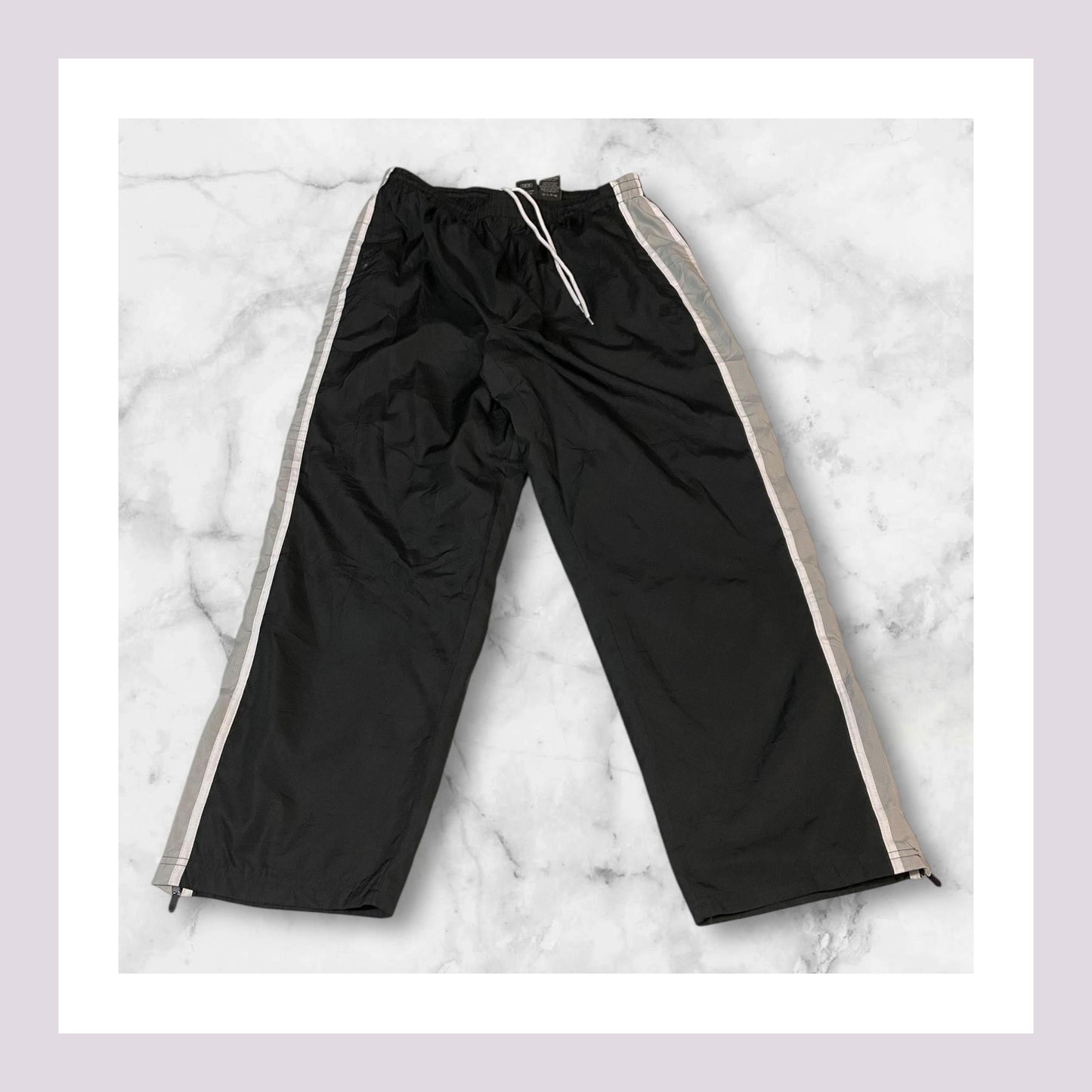 Entdecke unsere Vintage Track Pants von Nike und anderen Marken, erhältlich bei Valuxery.de - Dein Shop für trendige Vintage - Kleidung. Unsere Track Pants sind aus hochwertigen Materialien und