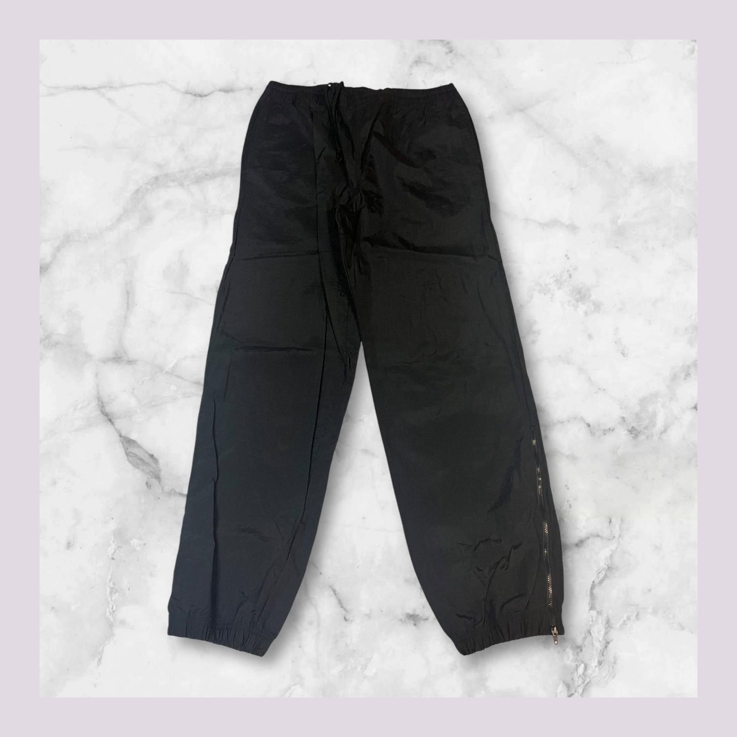 Entdecke unsere Vintage Track Pants von Nike und anderen Marken, erhältlich bei Valuxery.de - Dein Shop für trendige Vintage - Kleidung. Unsere Track Pants sind aus hochwertigen Materialien und
