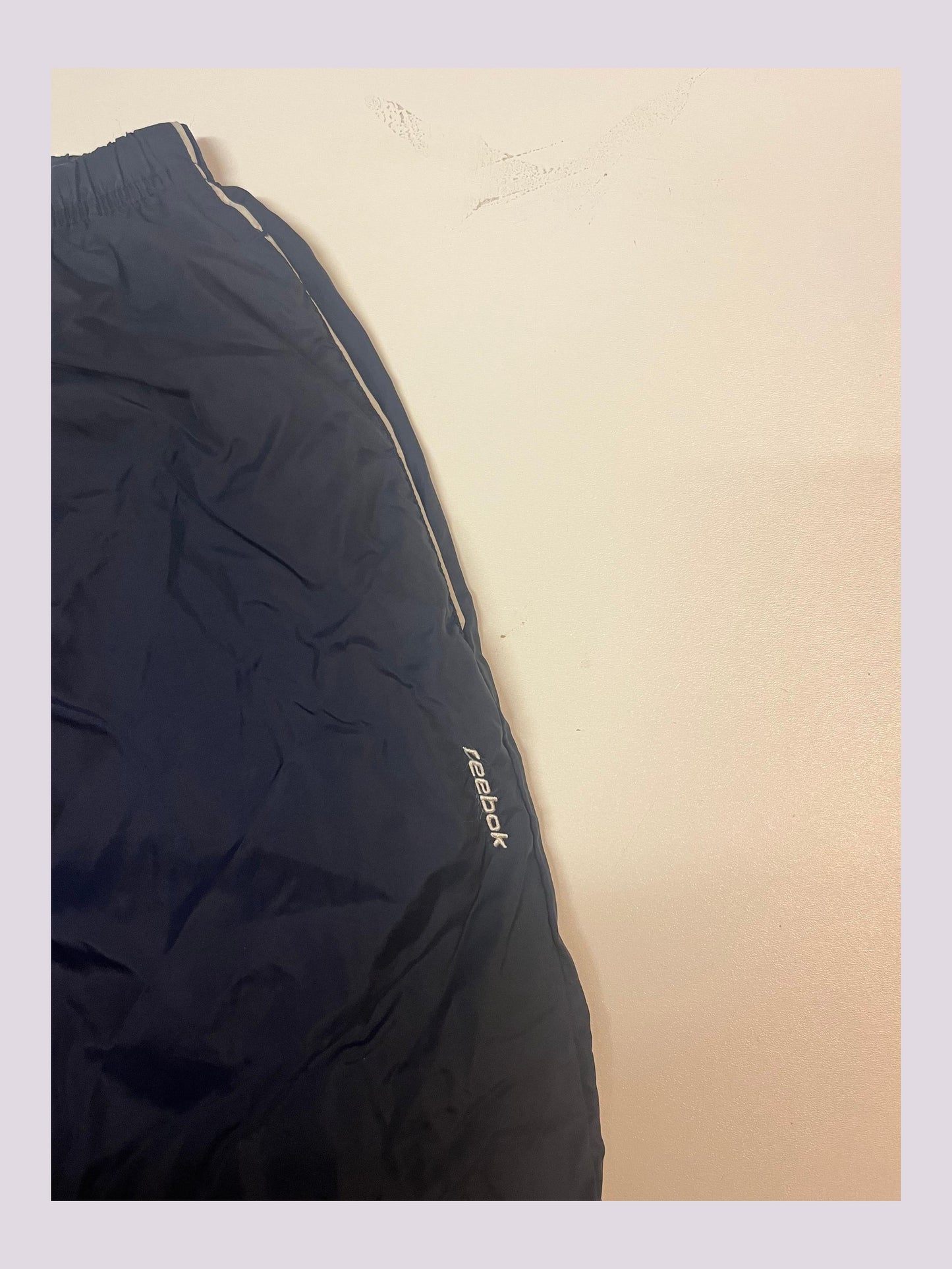 Entdecke unsere Vintage Track Pants von Nike und anderen Marken, erhältlich bei Valuxery.de - Dein Shop für trendige Vintage - Kleidung. Unsere Track Pants sind aus hochwertigen Materialien und