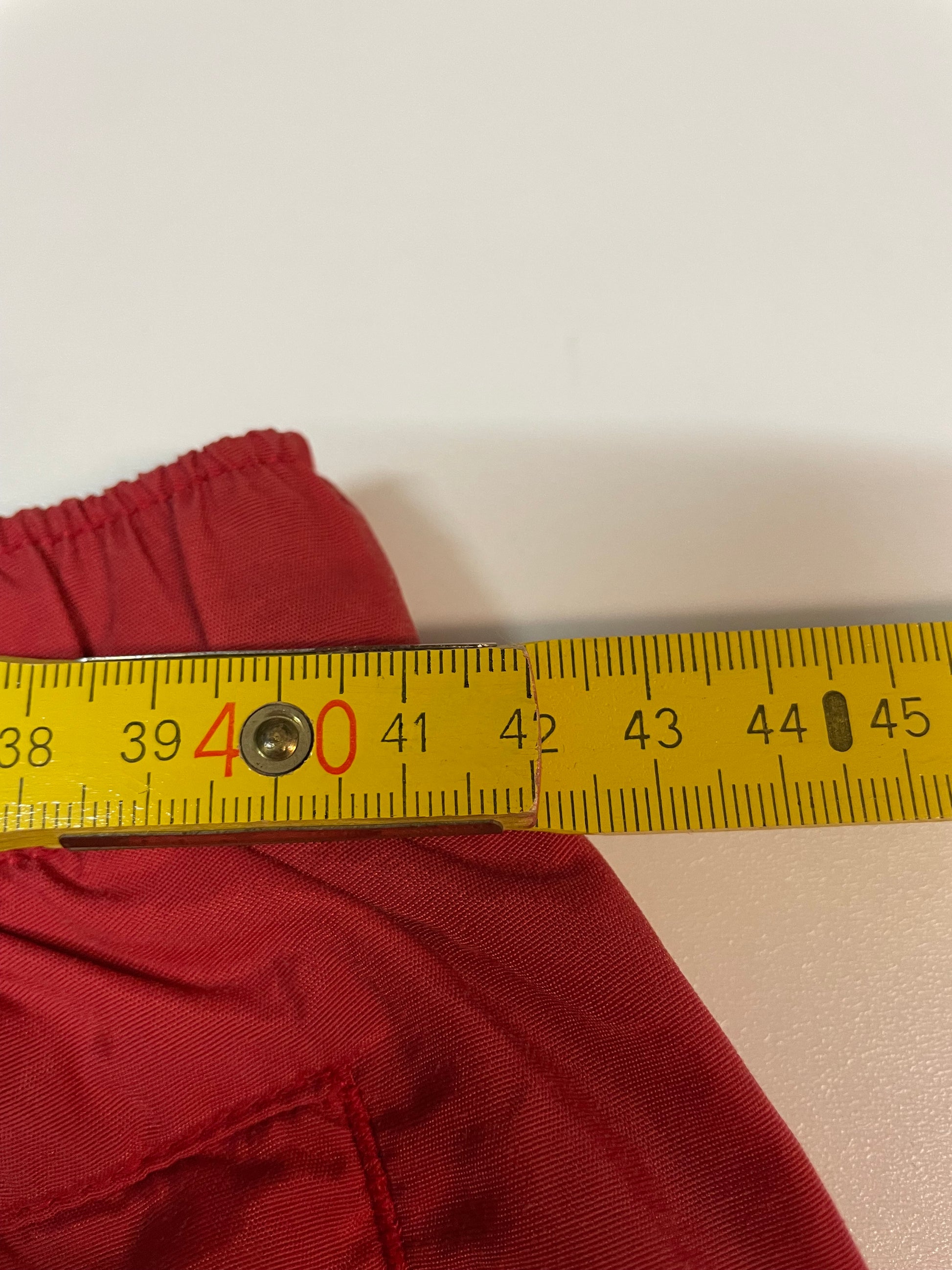 Entdecke unsere Vintage Track Pants von Nike und anderen Marken, erhältlich bei Valuxery.de - Dein Shop für trendige Vintage - Kleidung. Unsere Track Pants sind aus hochwertigen Materialien und