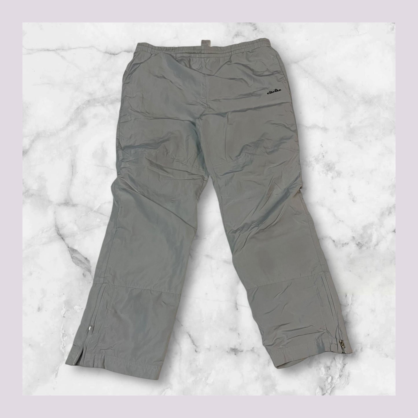 Entdecke unsere Vintage Track Pants von Nike und anderen Marken, erhältlich bei Valuxery.de - Dein Shop für trendige Vintage - Kleidung. Unsere Track Pants sind aus hochwertigen Materialien und
