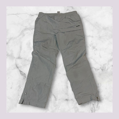 Entdecke unsere Vintage Track Pants von Nike und anderen Marken, erhältlich bei Valuxery.de - Dein Shop für trendige Vintage - Kleidung. Unsere Track Pants sind aus hochwertigen Materialien und