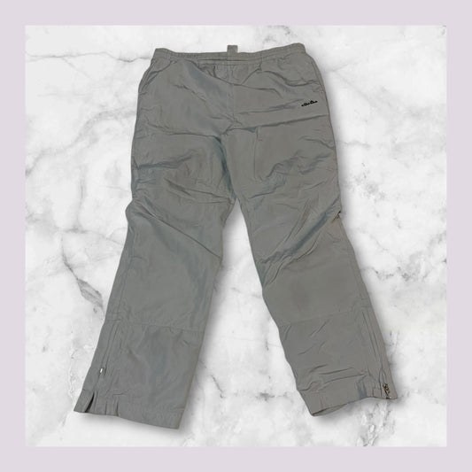 Entdecke unsere Vintage Track Pants von Nike und anderen Marken, erhältlich bei Valuxery.de - Dein Shop für trendige Vintage - Kleidung. Unsere Track Pants sind aus hochwertigen Materialien und