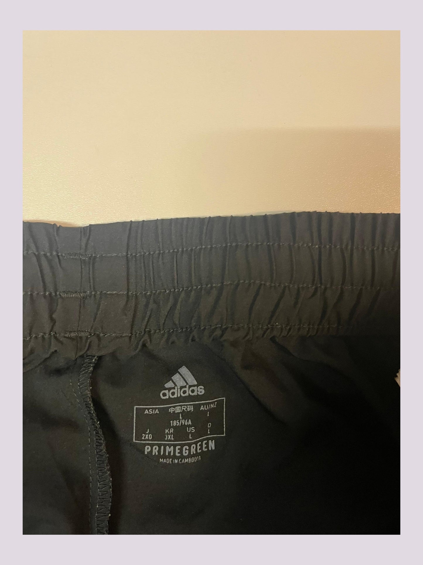 Entdecke unsere Vintage Track Pants von Nike und anderen Marken, erhältlich bei Valuxery.de - Dein Shop für trendige Vintage - Kleidung. Unsere Track Pants sind aus hochwertigen Materialien und