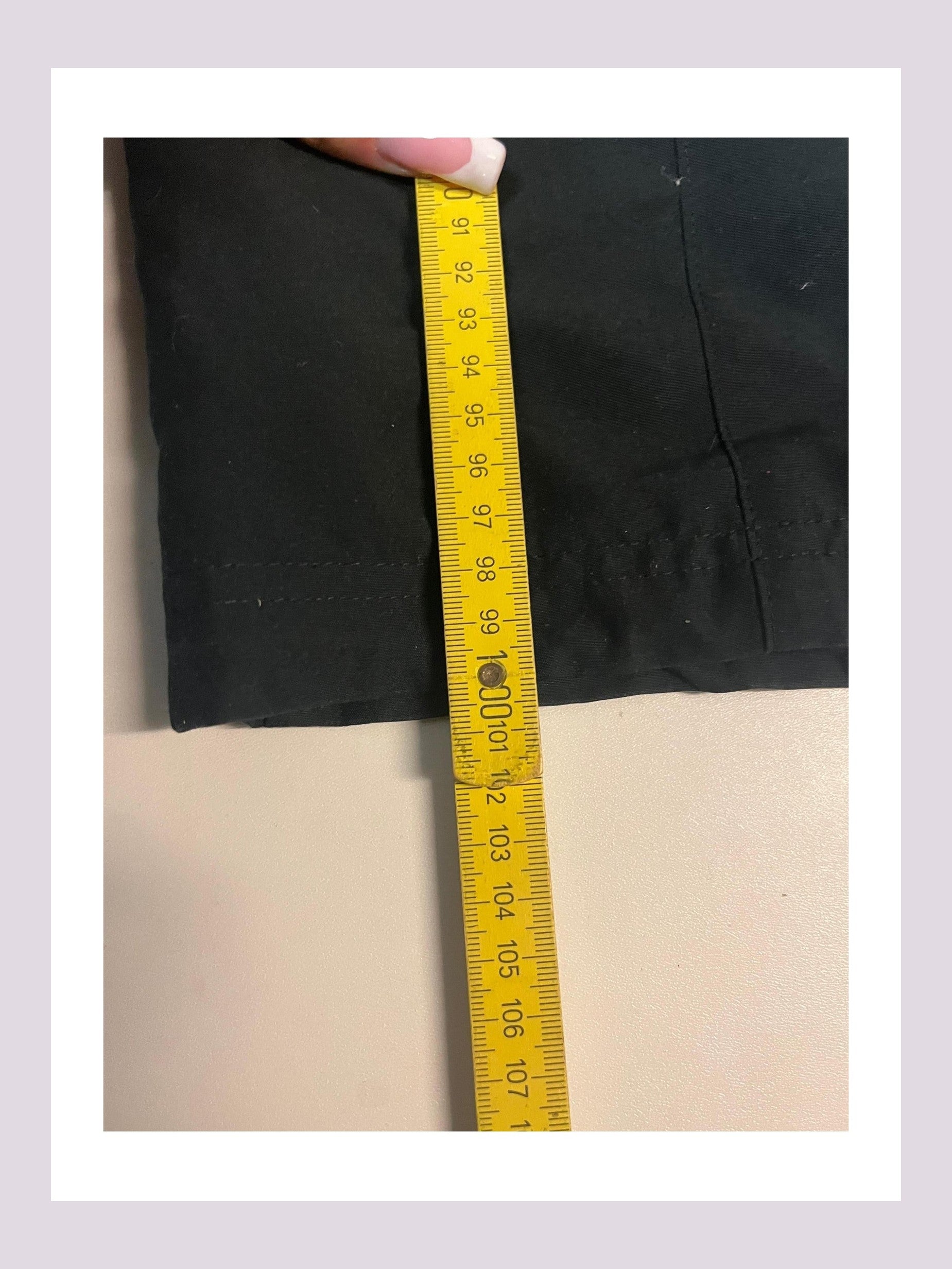 Entdecke unsere Vintage Track Pants von Nike und anderen Marken, erhältlich bei Valuxery.de - Dein Shop für trendige Vintage - Kleidung. Unsere Track Pants sind aus hochwertigen Materialien und