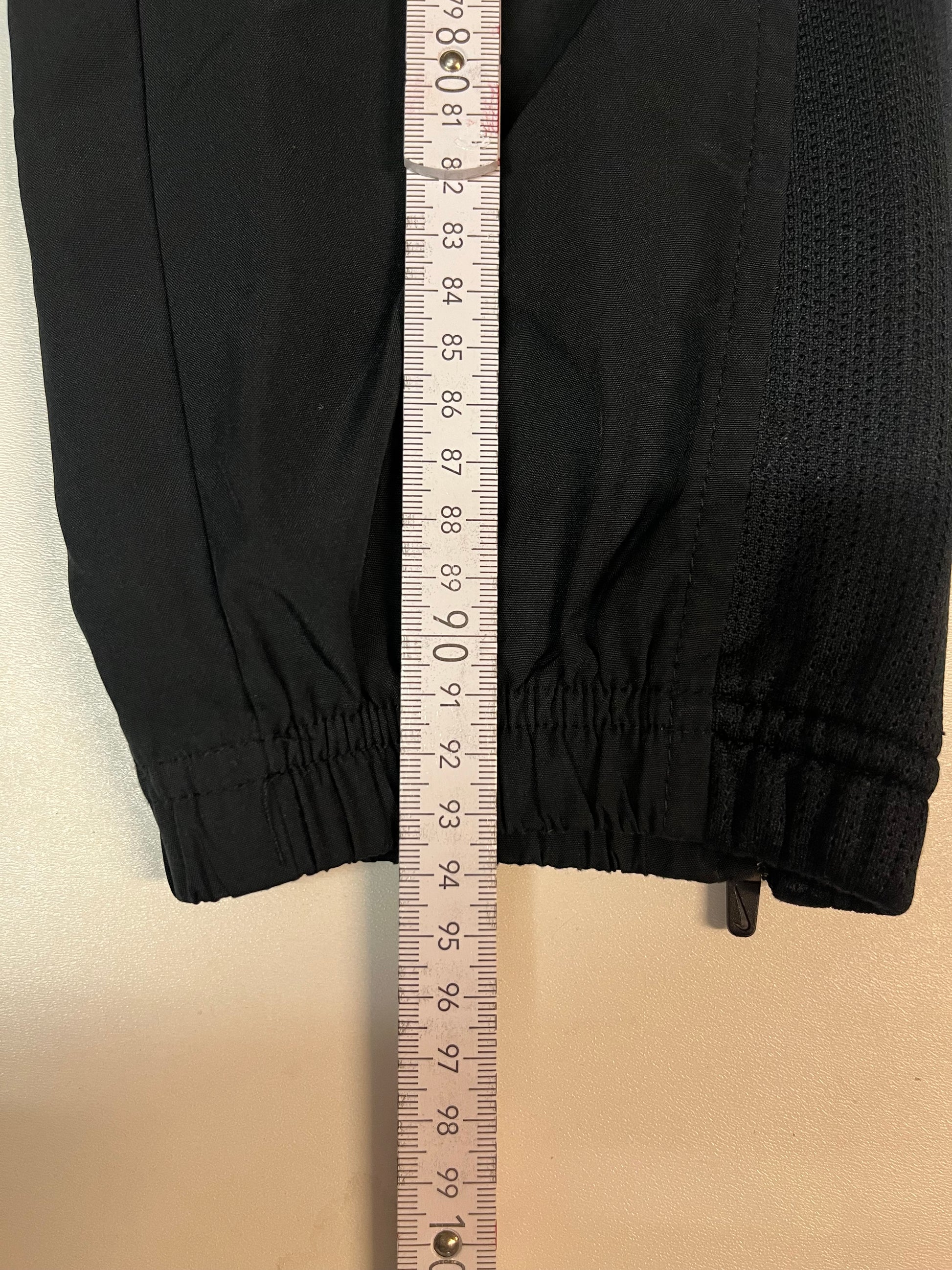 Entdecke unsere Vintage Track Pants von Nike und anderen Marken, erhältlich bei Valuxery.de - Dein Shop für trendige Vintage - Kleidung. Unsere Track Pants sind aus hochwertigen Materialien und