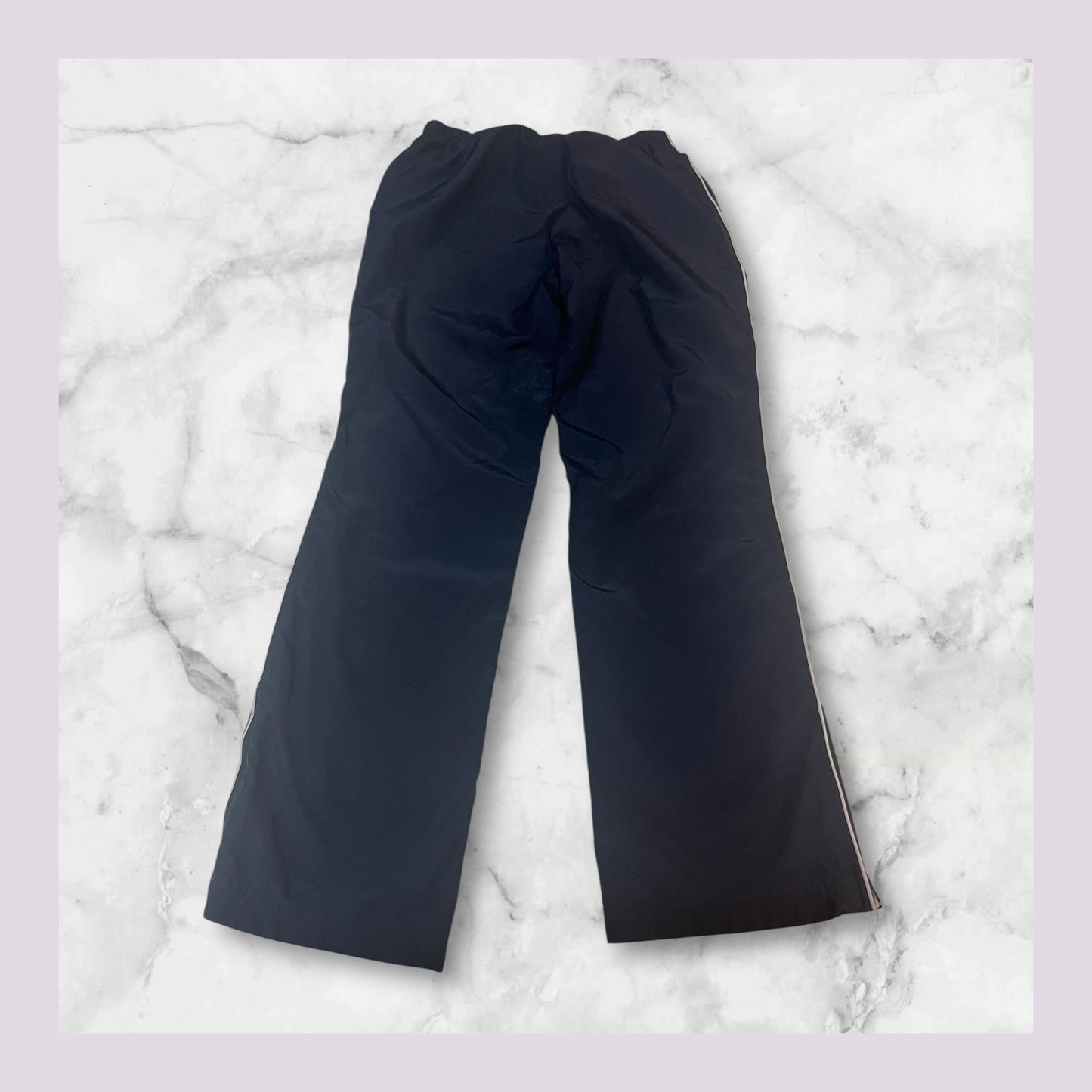 Entdecke unsere Vintage Track Pants von Nike und anderen Marken, erhältlich bei Valuxery.de - Dein Shop für trendige Vintage - Kleidung. Unsere Track Pants sind aus hochwertigen Materialien und