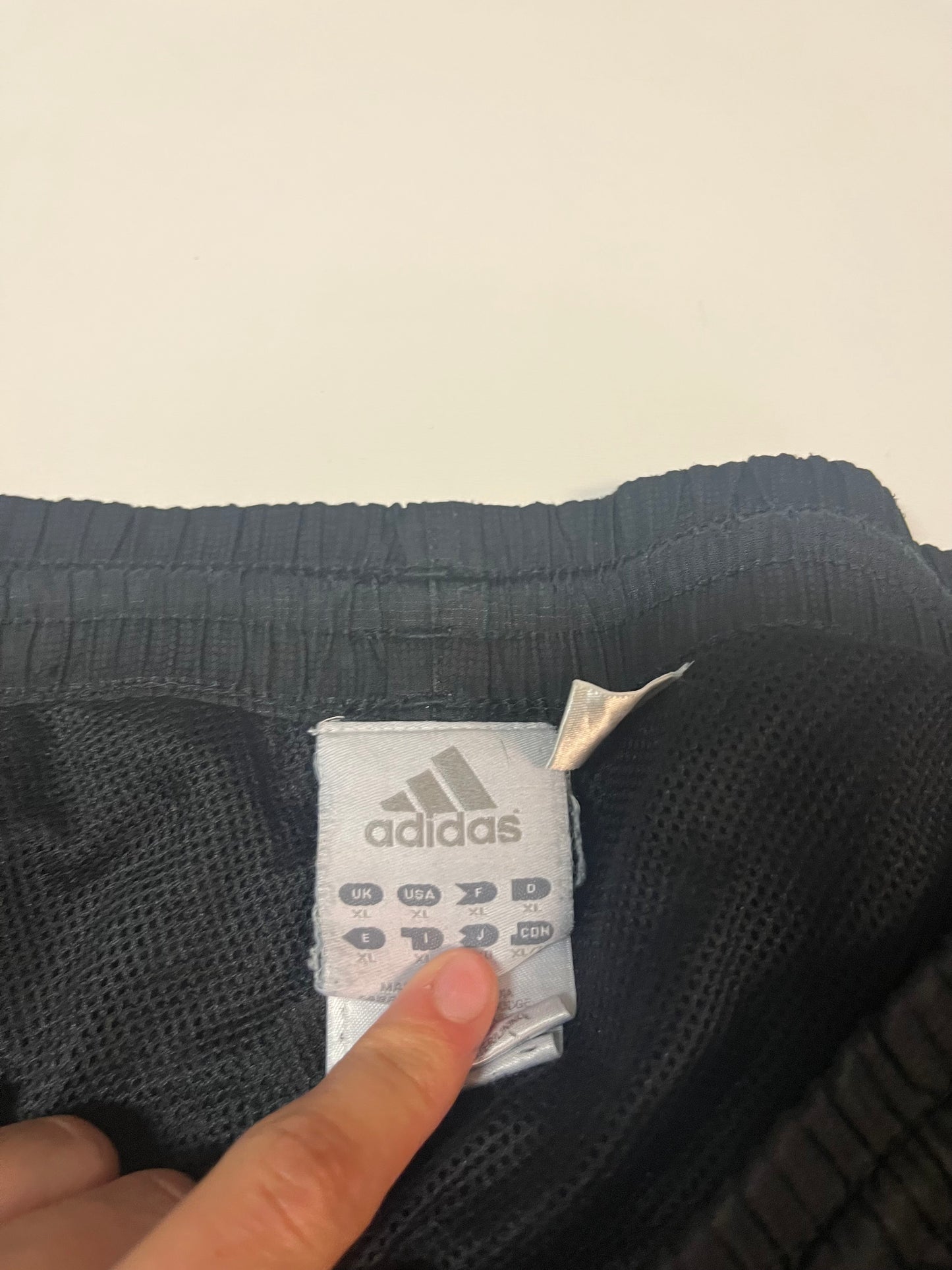 Entdecke unsere Vintage Track Pants von Nike und anderen Marken, erhältlich bei Valuxery.de - Dein Shop für trendige Vintage - Kleidung. Unsere Track Pants sind aus hochwertigen Materialien und