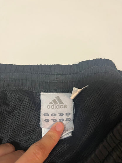 Entdecke unsere Vintage Track Pants von Nike und anderen Marken, erhältlich bei Valuxery.de - Dein Shop für trendige Vintage - Kleidung. Unsere Track Pants sind aus hochwertigen Materialien und