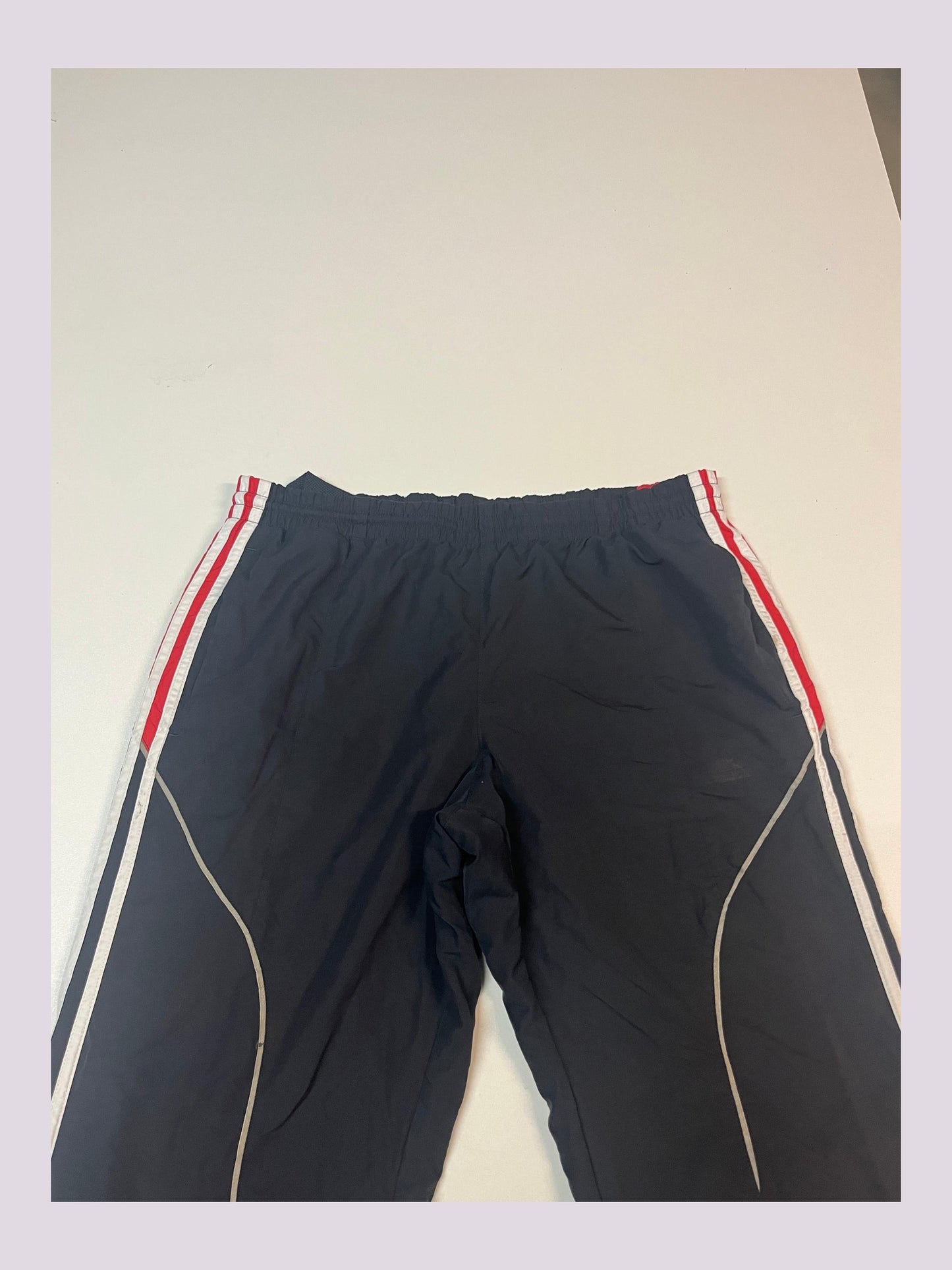 Entdecke unsere Vintage Track Pants von Nike und anderen Marken, erhältlich bei Valuxery.de - Dein Shop für trendige Vintage - Kleidung. Unsere Track Pants sind aus hochwertigen Materialien und