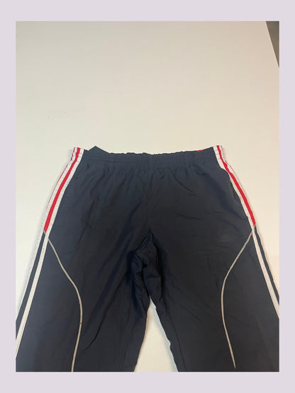 Entdecke unsere Vintage Track Pants von Nike und anderen Marken, erhältlich bei Valuxery.de - Dein Shop für trendige Vintage - Kleidung. Unsere Track Pants sind aus hochwertigen Materialien und