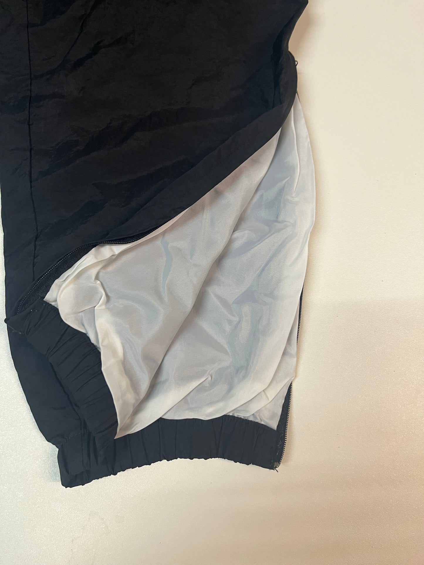 Entdecke unsere Vintage Track Pants von Nike und anderen Marken, erhältlich bei Valuxery.de - Dein Shop für trendige Vintage - Kleidung. Unsere Track Pants sind aus hochwertigen Materialien und