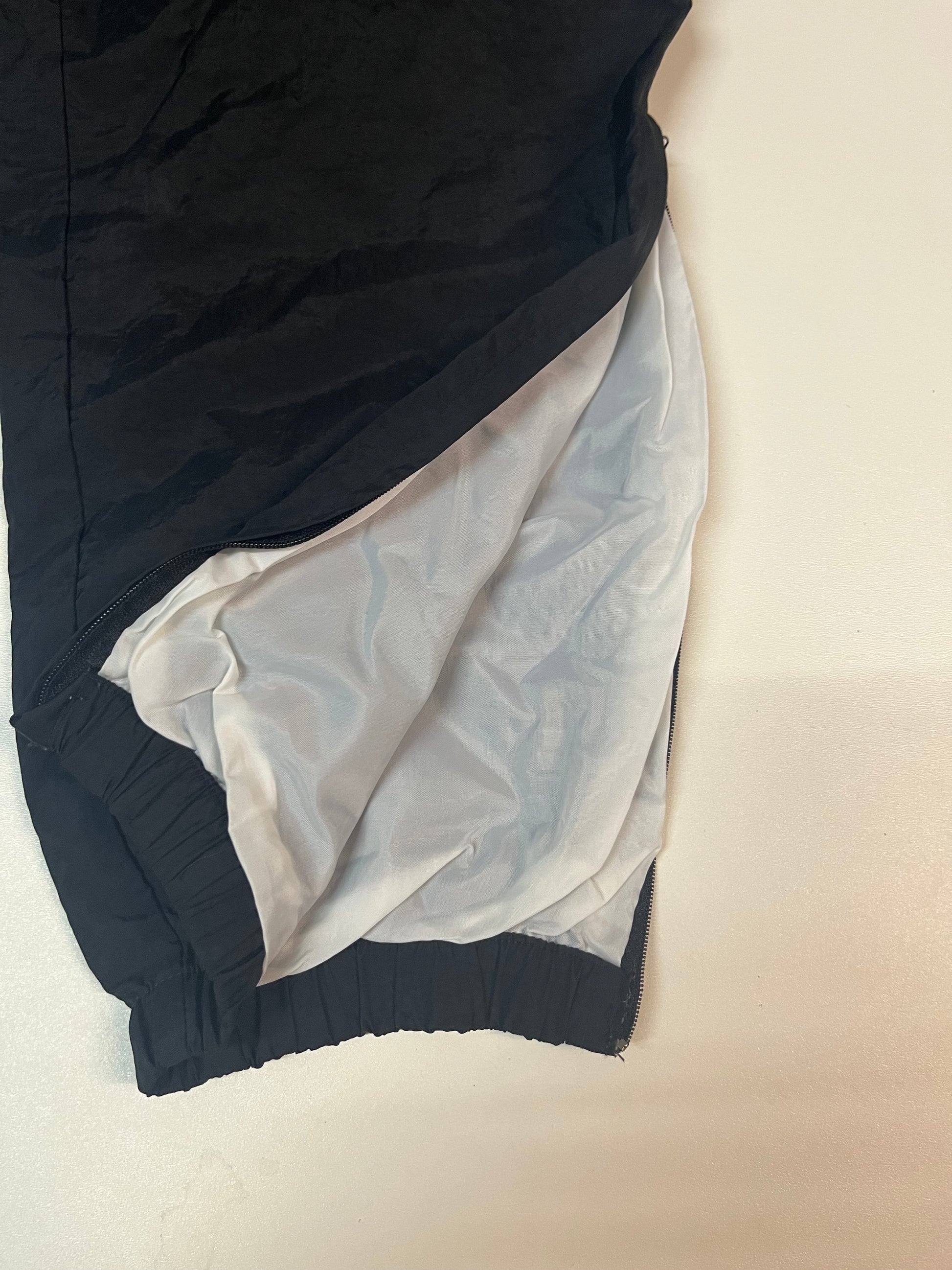 Entdecke unsere Vintage Track Pants von Nike und anderen Marken, erhältlich bei Valuxery.de - Dein Shop für trendige Vintage - Kleidung. Unsere Track Pants sind aus hochwertigen Materialien und