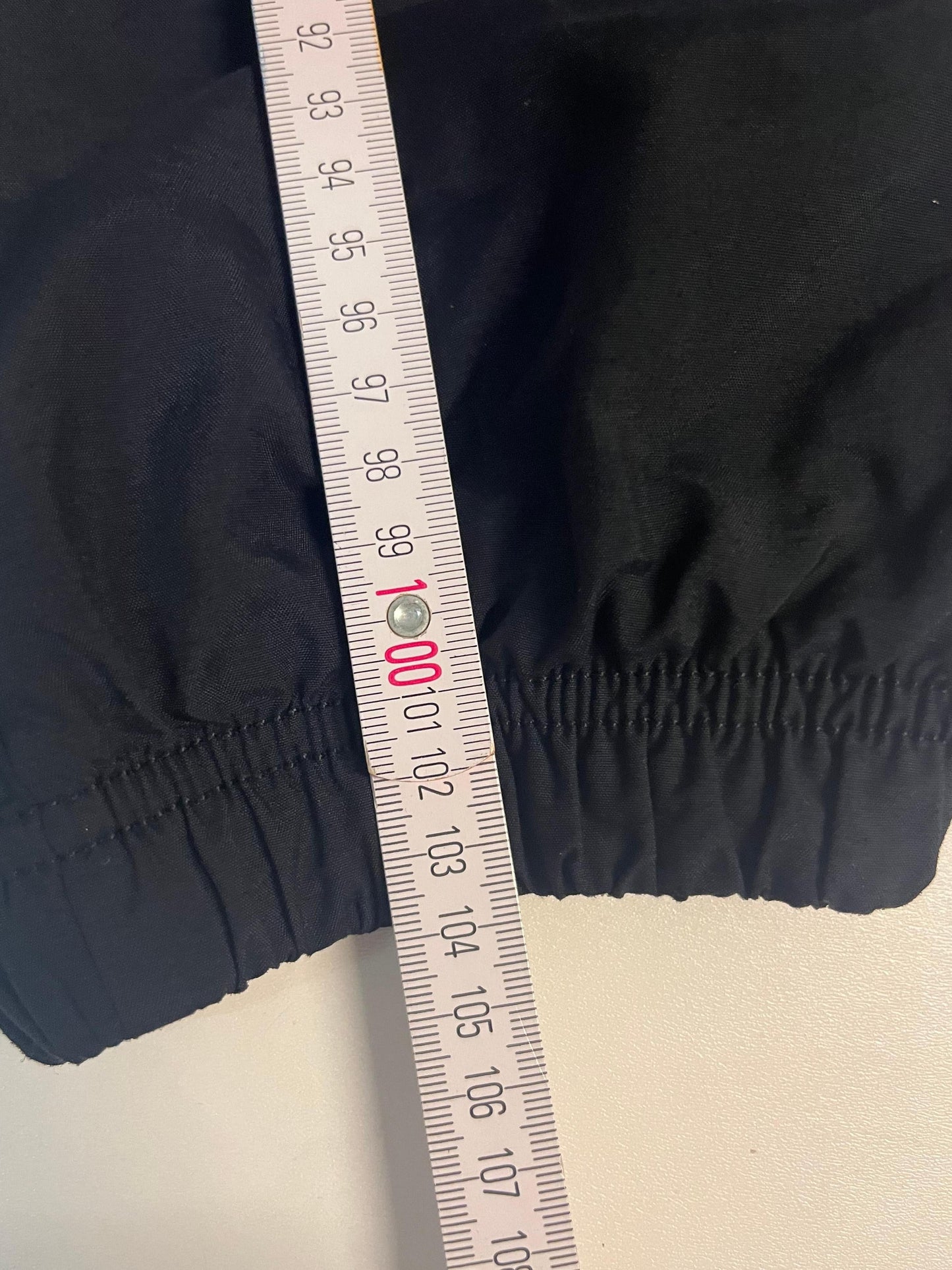 Entdecke unsere Vintage Track Pants von Nike und anderen Marken, erhältlich bei Valuxery.de - Dein Shop für trendige Vintage - Kleidung. Unsere Track Pants sind aus hochwertigen Materialien und