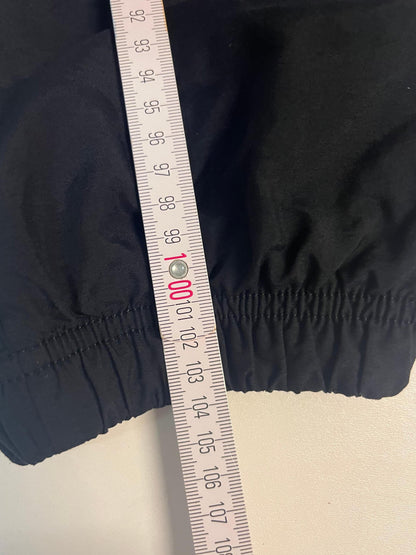 Entdecke unsere Vintage Track Pants von Nike und anderen Marken, erhältlich bei Valuxery.de - Dein Shop für trendige Vintage - Kleidung. Unsere Track Pants sind aus hochwertigen Materialien und