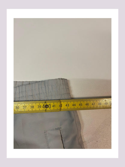 Entdecke unsere Vintage Track Pants von Nike und anderen Marken, erhältlich bei Valuxery.de - Dein Shop für trendige Vintage - Kleidung. Unsere Track Pants sind aus hochwertigen Materialien und