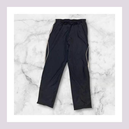 Entdecke unsere Vintage Track Pants von Nike und anderen Marken, erhältlich bei Valuxery.de - Dein Shop für trendige Vintage - Kleidung. Unsere Track Pants sind aus hochwertigen Materialien und