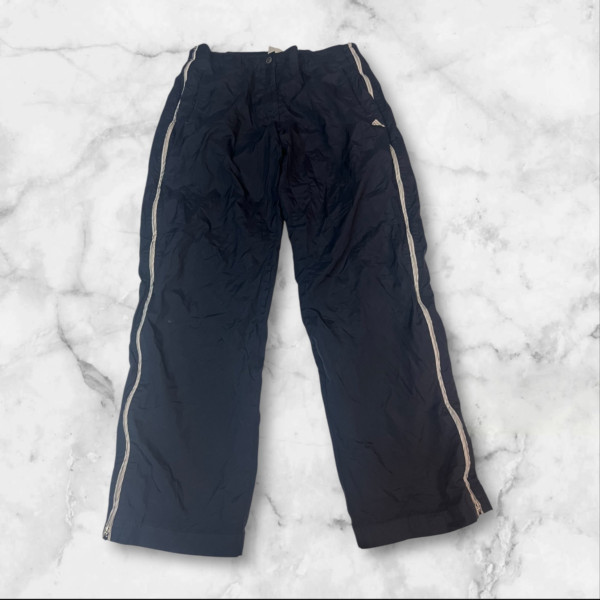 Entdecke unsere Vintage Track Pants von Nike und anderen Marken, erhältlich bei Valuxery.de - Dein Shop für trendige Vintage - Kleidung. Unsere Track Pants sind aus hochwertigen Materialien und