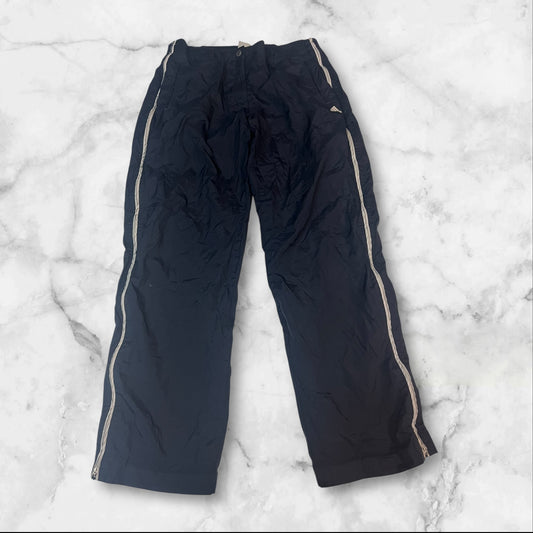 Entdecke unsere Vintage Track Pants von Nike und anderen Marken, erhältlich bei Valuxery.de - Dein Shop für trendige Vintage - Kleidung. Unsere Track Pants sind aus hochwertigen Materialien und