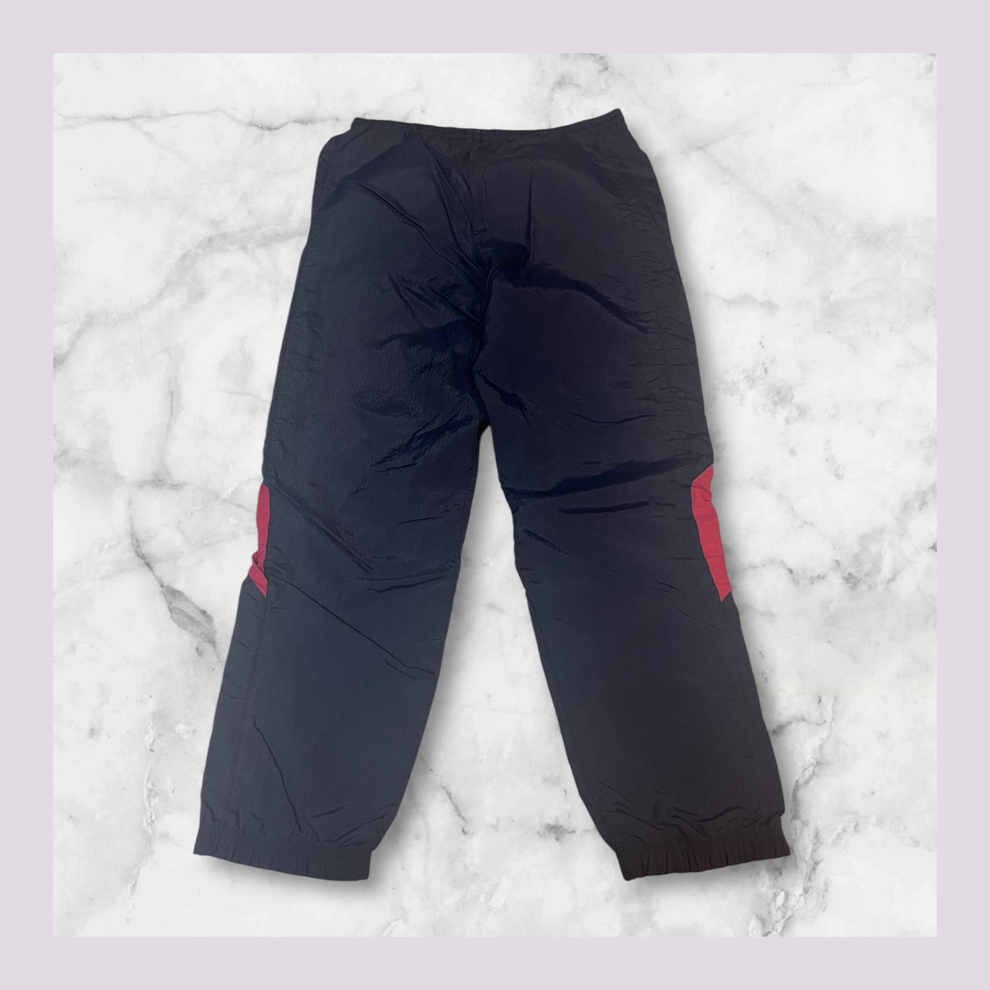 Entdecke unsere Vintage Track Pants von Nike und anderen Marken, erhältlich bei Valuxery.de - Dein Shop für trendige Vintage - Kleidung. Unsere Track Pants sind aus hochwertigen Materialien und