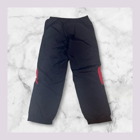 Entdecke unsere Vintage Track Pants von Nike und anderen Marken, erhältlich bei Valuxery.de - Dein Shop für trendige Vintage - Kleidung. Unsere Track Pants sind aus hochwertigen Materialien und