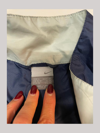 Entdecke unsere Vintage Track Pants von Nike und anderen Marken, erhältlich bei Valuxery.de - Dein Shop für trendige Vintage - Kleidung. Unsere Track Pants sind aus hochwertigen Materialien und