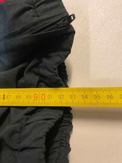 Entdecke unsere Vintage Track Pants von Nike und anderen Marken, erhältlich bei Valuxery.de - Dein Shop für trendige Vintage - Kleidung. Unsere Track Pants sind aus hochwertigen Materialien und