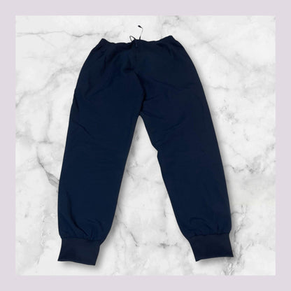 Entdecke unsere Vintage Track Pants von Nike und anderen Marken, erhältlich bei Valuxery.de - Dein Shop für trendige Vintage - Kleidung. Unsere Track Pants sind aus hochwertigen Materialien und