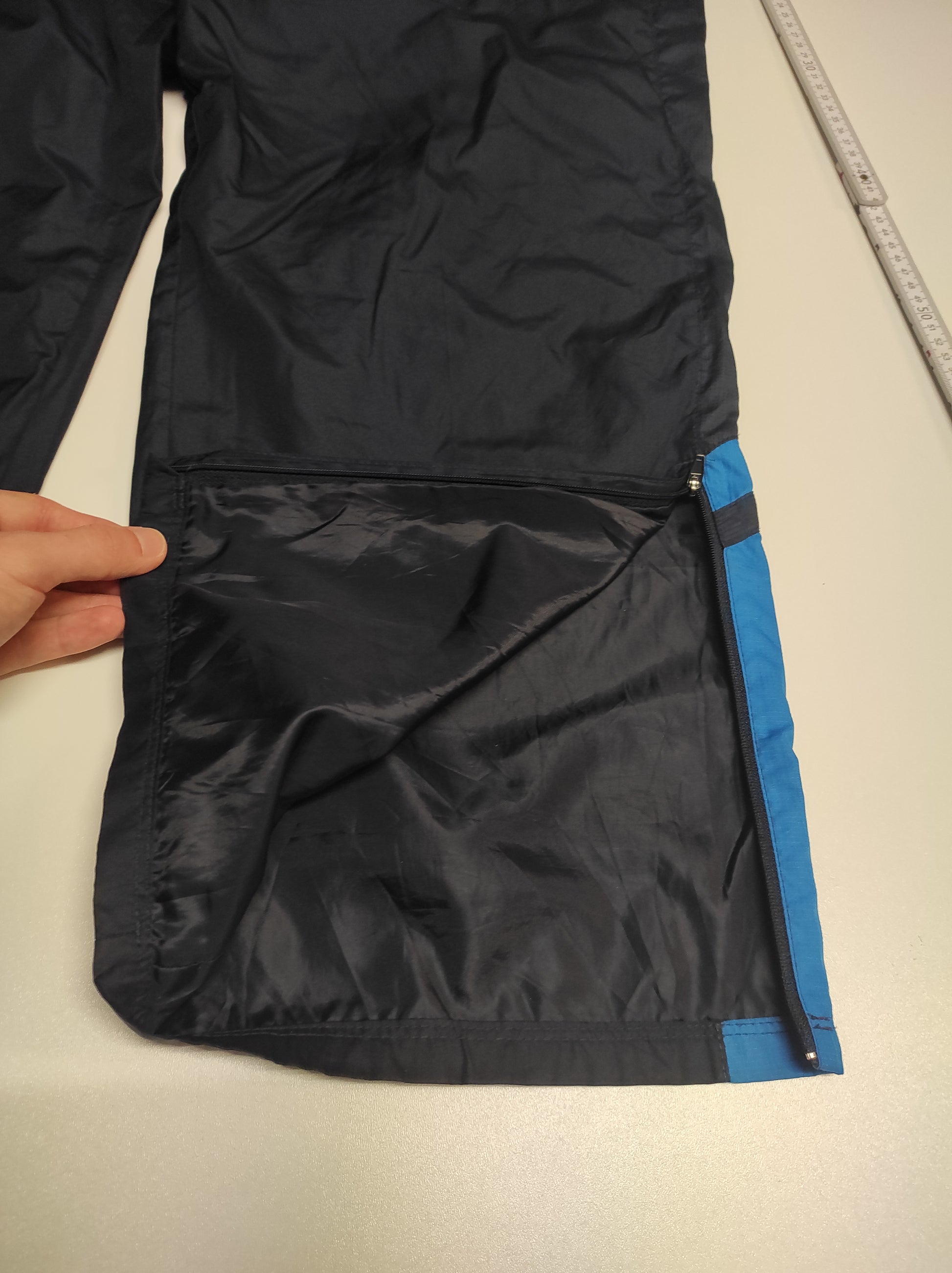 Entdecke unsere Vintage Track Pants von Nike und anderen Marken, erhältlich bei Valuxery.de - Dein Shop für trendige Vintage - Kleidung. Unsere Track Pants sind aus hochwertigen Materialien und