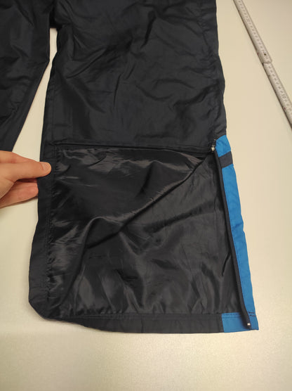 Entdecke unsere Vintage Track Pants von Nike und anderen Marken, erhältlich bei Valuxery.de - Dein Shop für trendige Vintage - Kleidung. Unsere Track Pants sind aus hochwertigen Materialien und