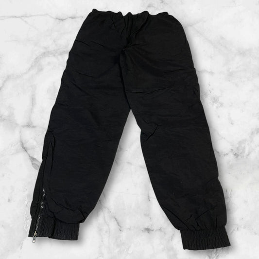 Entdecke unsere Vintage Track Pants von Nike und anderen Marken, erhältlich bei Valuxery.de - Dein Shop für trendige Vintage - Kleidung. Unsere Track Pants sind aus hochwertigen Materialien und