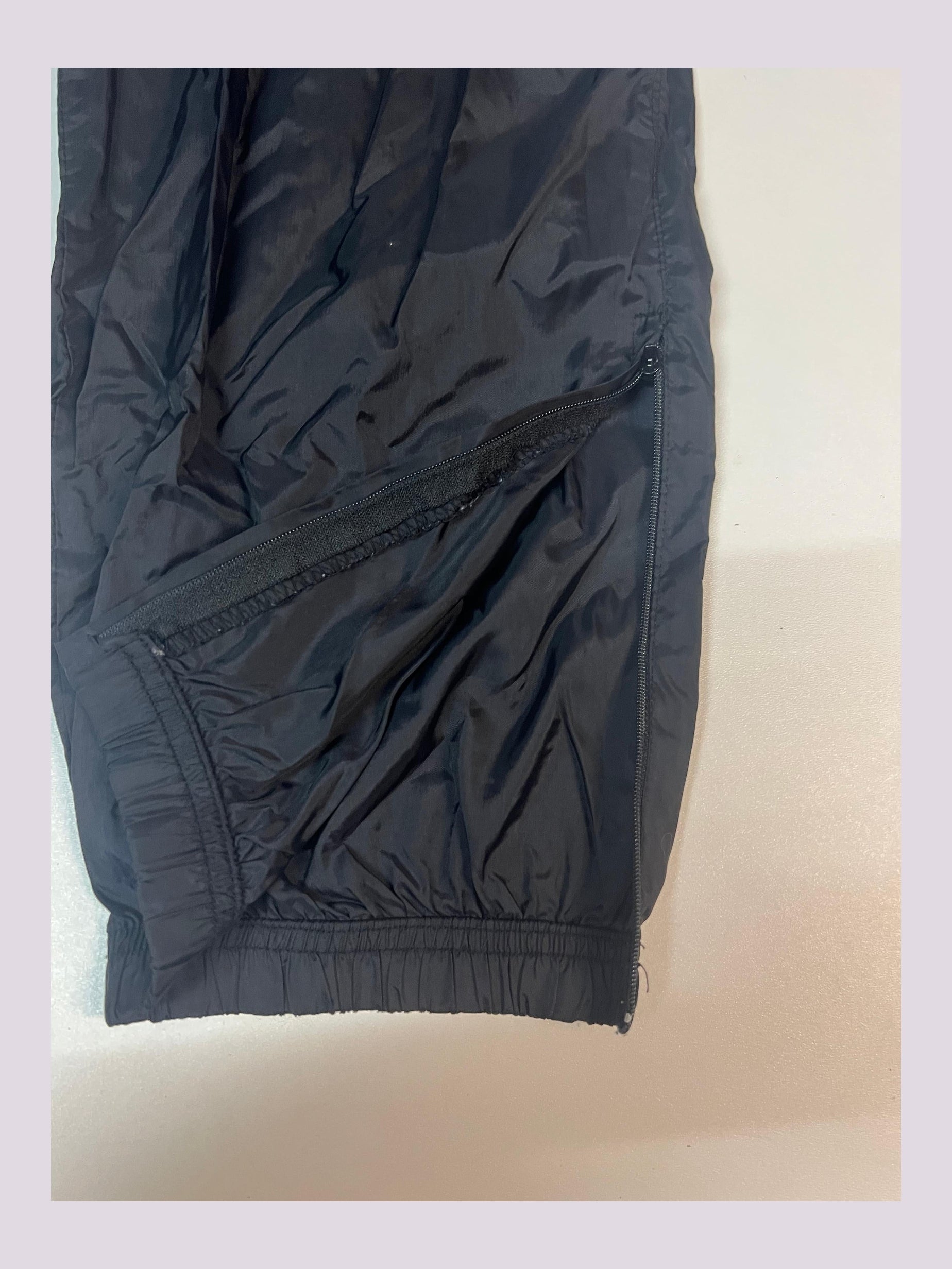 Entdecke unsere Vintage Track Pants von Nike und anderen Marken, erhältlich bei Valuxery.de - Dein Shop für trendige Vintage - Kleidung. Unsere Track Pants sind aus hochwertigen Materialien und