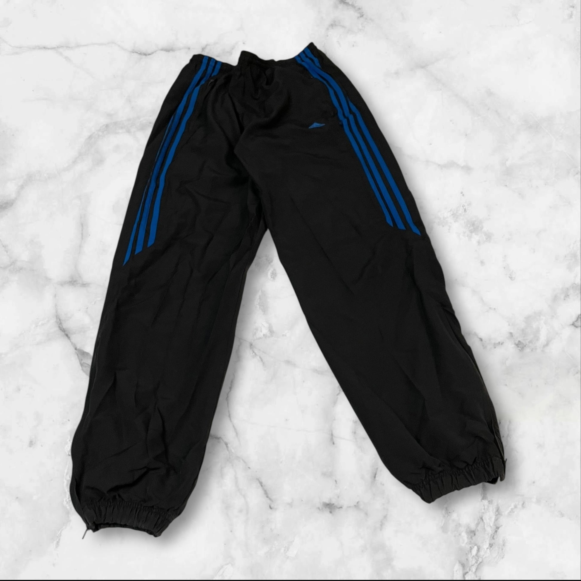 Entdecke unsere Vintage Track Pants von Nike und anderen Marken, erhältlich bei Valuxery.de - Dein Shop für trendige Vintage - Kleidung. Unsere Track Pants sind aus hochwertigen Materialien und