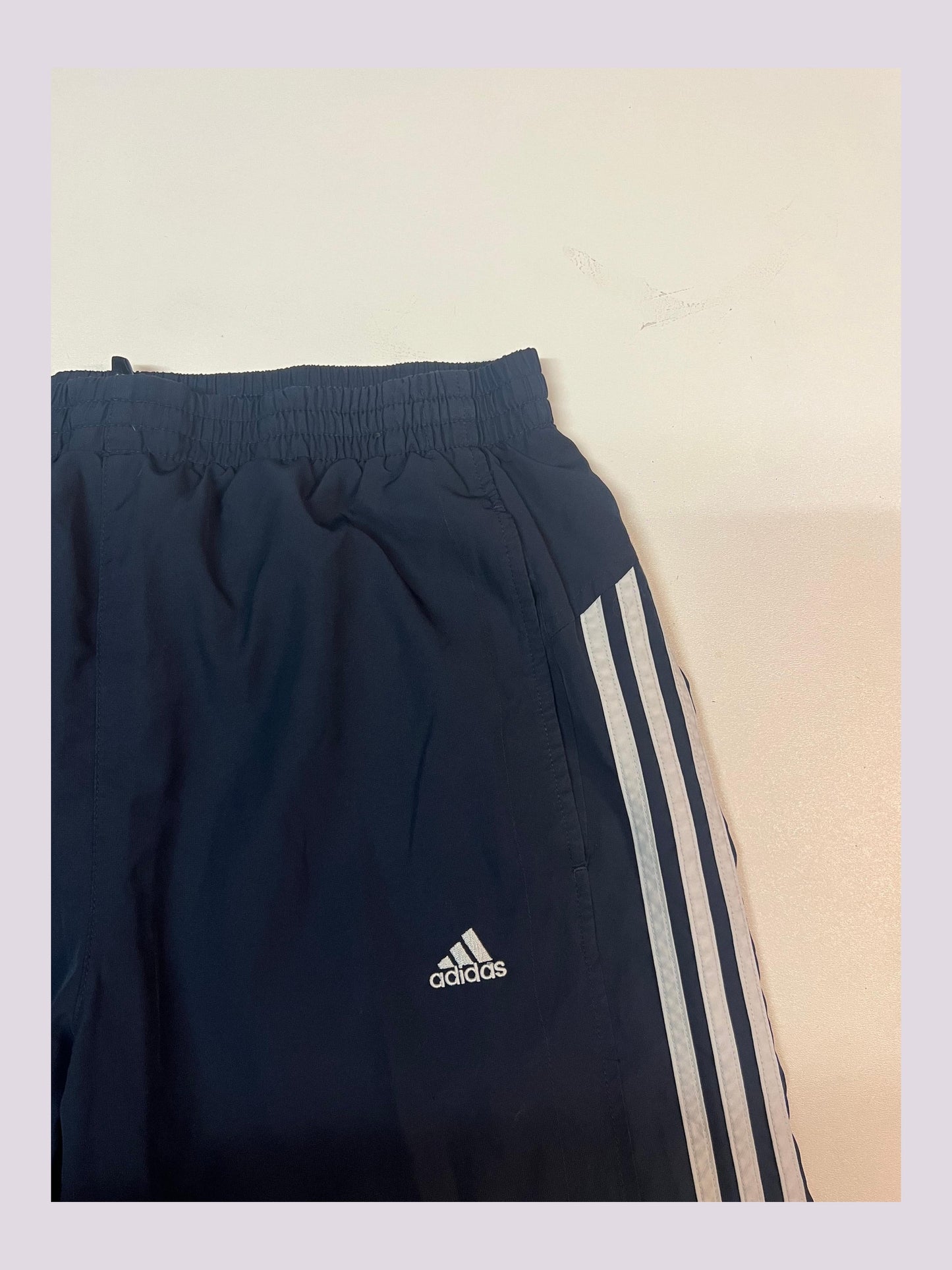 Entdecke unsere Vintage Track Pants von Nike und anderen Marken, erhältlich bei Valuxery.de - Dein Shop für trendige Vintage - Kleidung. Unsere Track Pants sind aus hochwertigen Materialien und