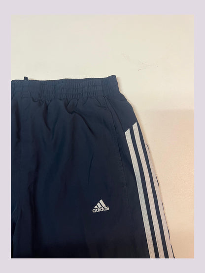 Entdecke unsere Vintage Track Pants von Nike und anderen Marken, erhältlich bei Valuxery.de - Dein Shop für trendige Vintage - Kleidung. Unsere Track Pants sind aus hochwertigen Materialien und