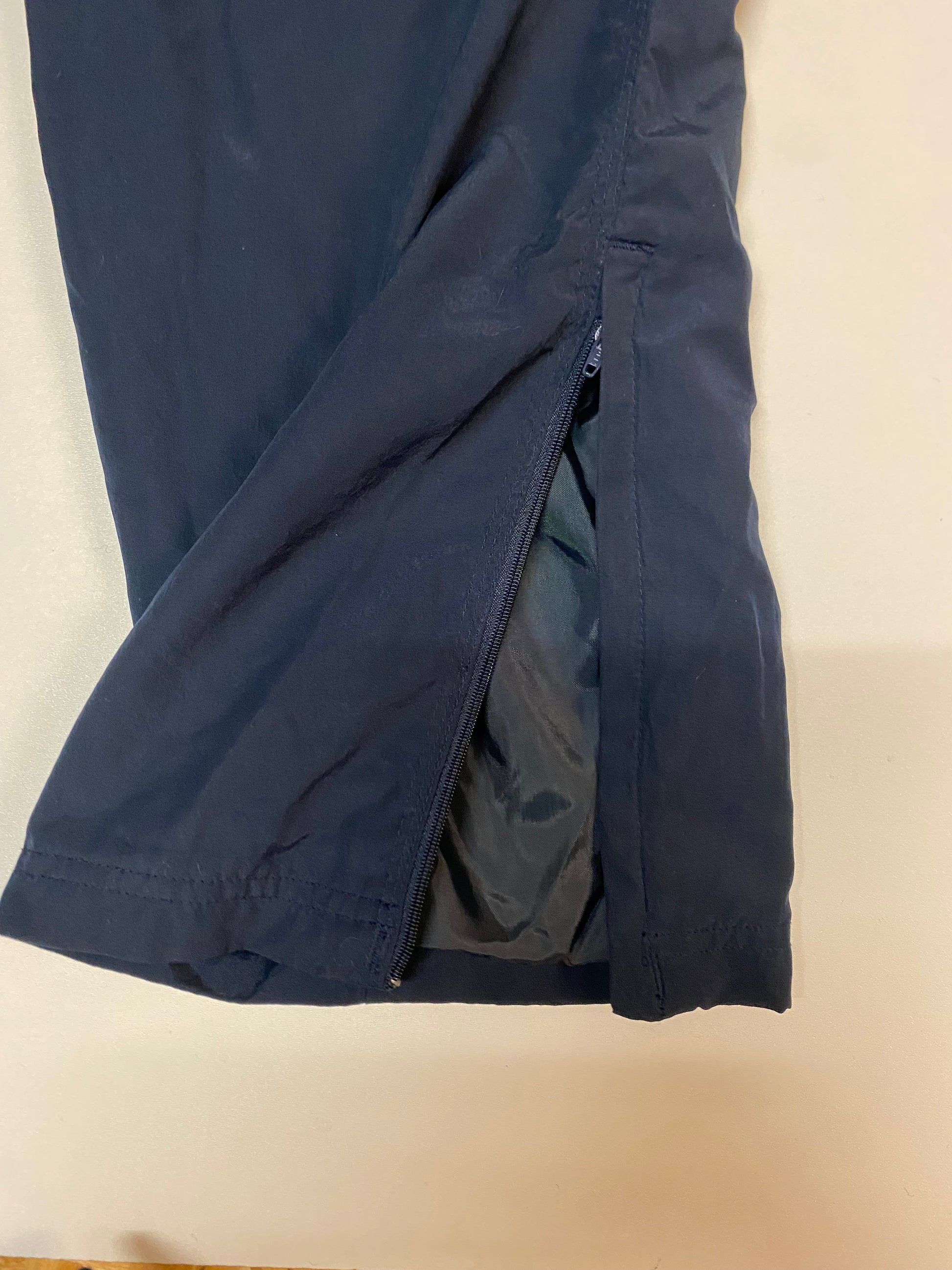 Entdecke unsere Vintage Track Pants von Nike und anderen Marken, erhältlich bei Valuxery.de - Dein Shop für trendige Vintage - Kleidung. Unsere Track Pants sind aus hochwertigen Materialien und