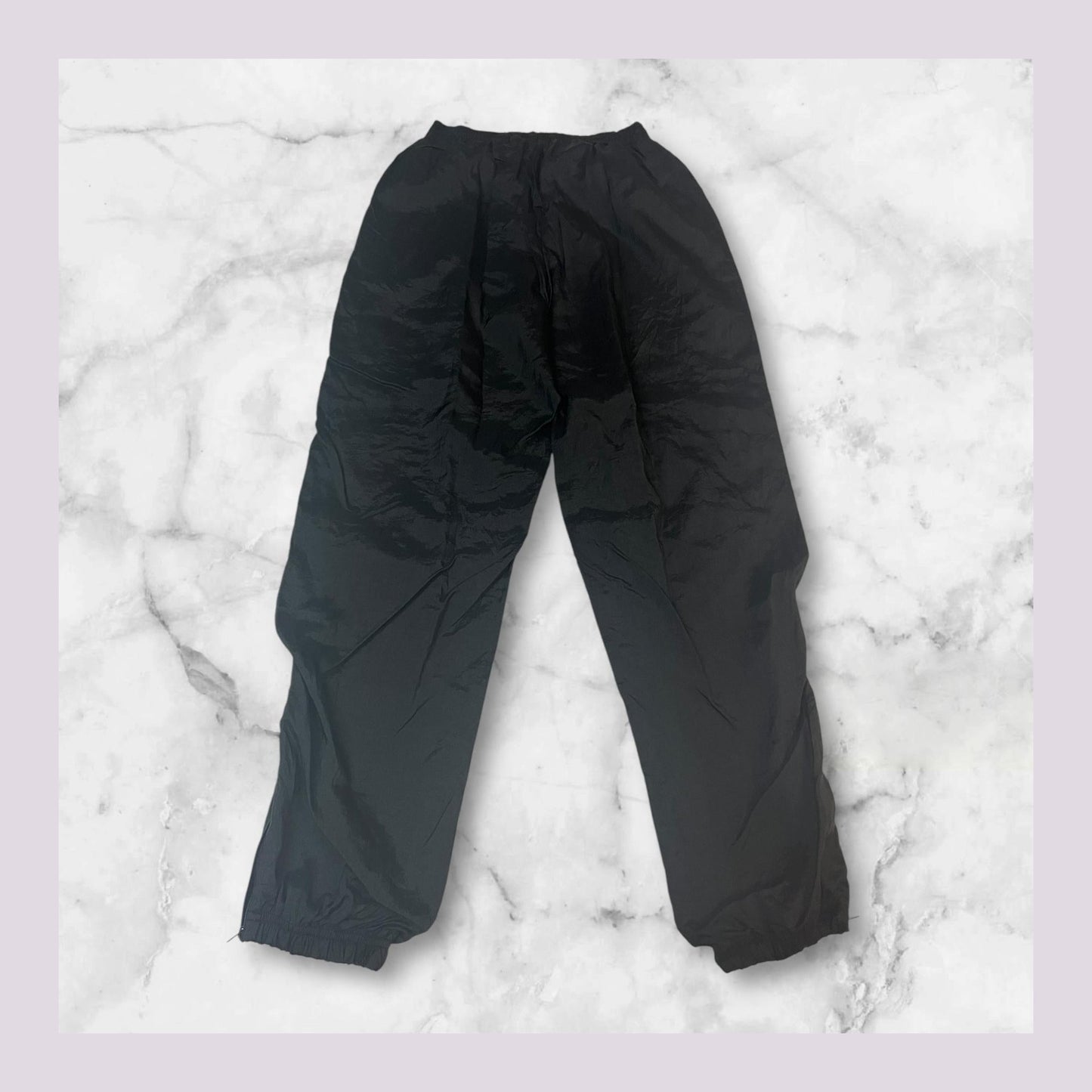 Entdecke unsere Vintage Track Pants von Nike und anderen Marken, erhältlich bei Valuxery.de - Dein Shop für trendige Vintage - Kleidung. Unsere Track Pants sind aus hochwertigen Materialien und