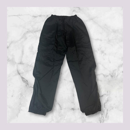 Entdecke unsere Vintage Track Pants von Nike und anderen Marken, erhältlich bei Valuxery.de - Dein Shop für trendige Vintage - Kleidung. Unsere Track Pants sind aus hochwertigen Materialien und