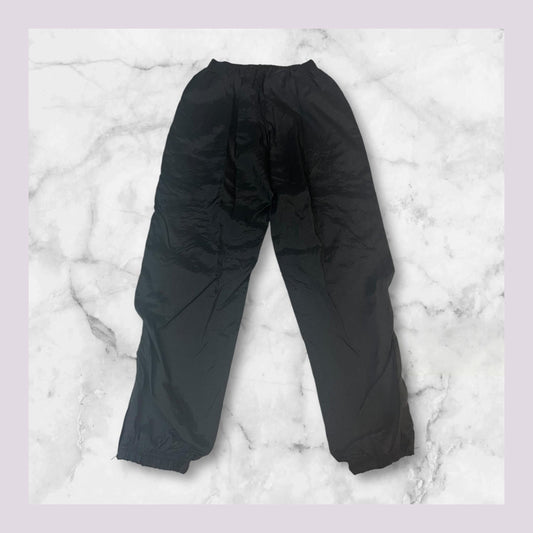 Entdecke unsere Vintage Track Pants von Nike und anderen Marken, erhältlich bei Valuxery.de - Dein Shop für trendige Vintage - Kleidung. Unsere Track Pants sind aus hochwertigen Materialien und