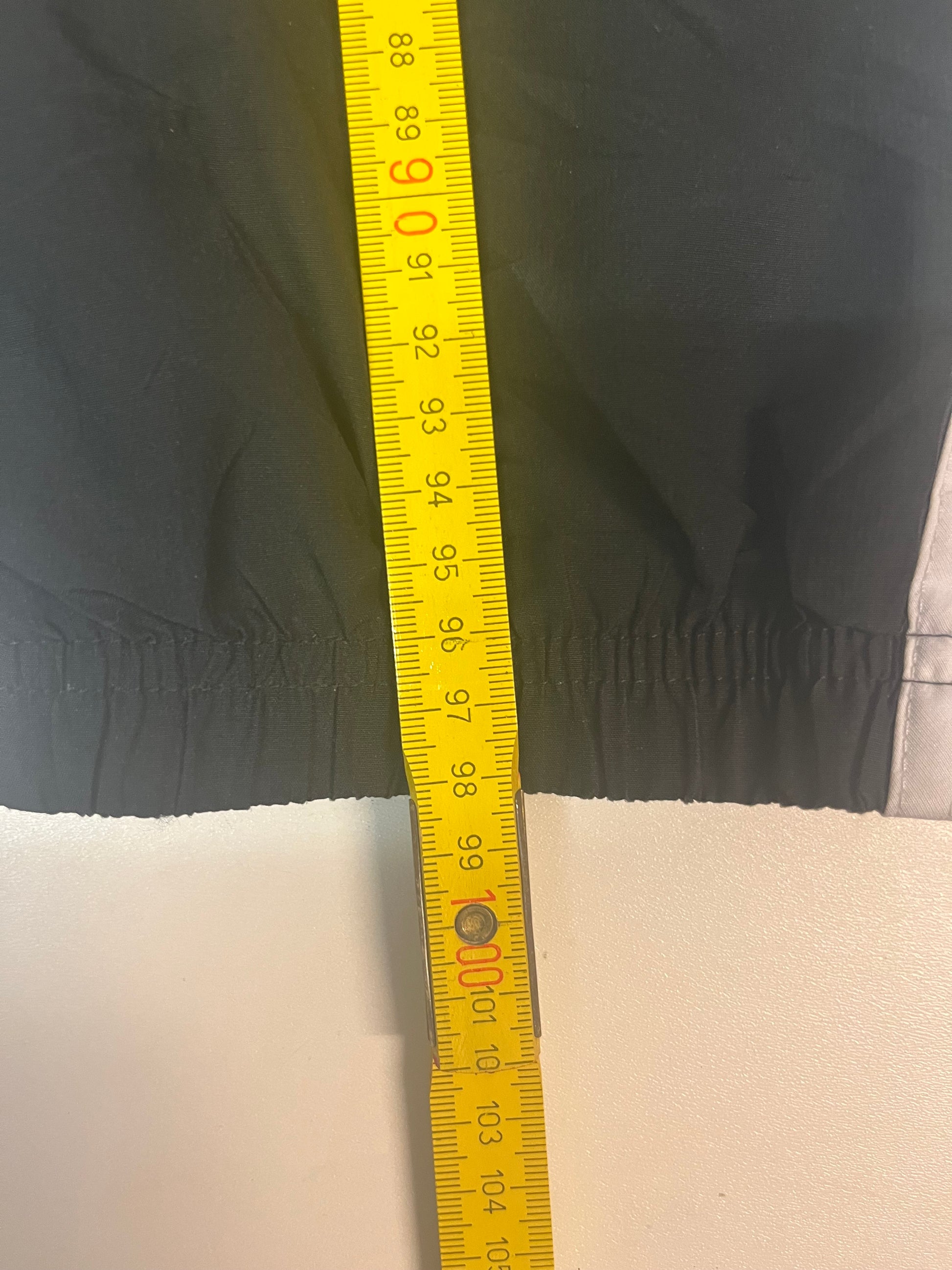 Entdecke unsere Vintage Track Pants von Nike und anderen Marken, erhältlich bei Valuxery.de - Dein Shop für trendige Vintage - Kleidung. Unsere Track Pants sind aus hochwertigen Materialien und