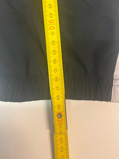 Entdecke unsere Vintage Track Pants von Nike und anderen Marken, erhältlich bei Valuxery.de - Dein Shop für trendige Vintage - Kleidung. Unsere Track Pants sind aus hochwertigen Materialien und