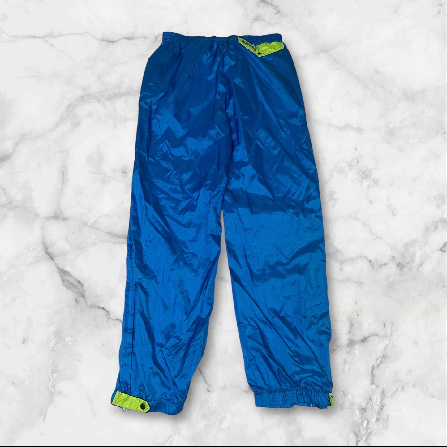 Entdecke unsere Vintage Track Pants von Nike und anderen Marken, erhältlich bei Valuxery.de - Dein Shop für trendige Vintage - Kleidung. Unsere Track Pants sind aus hochwertigen Materialien und