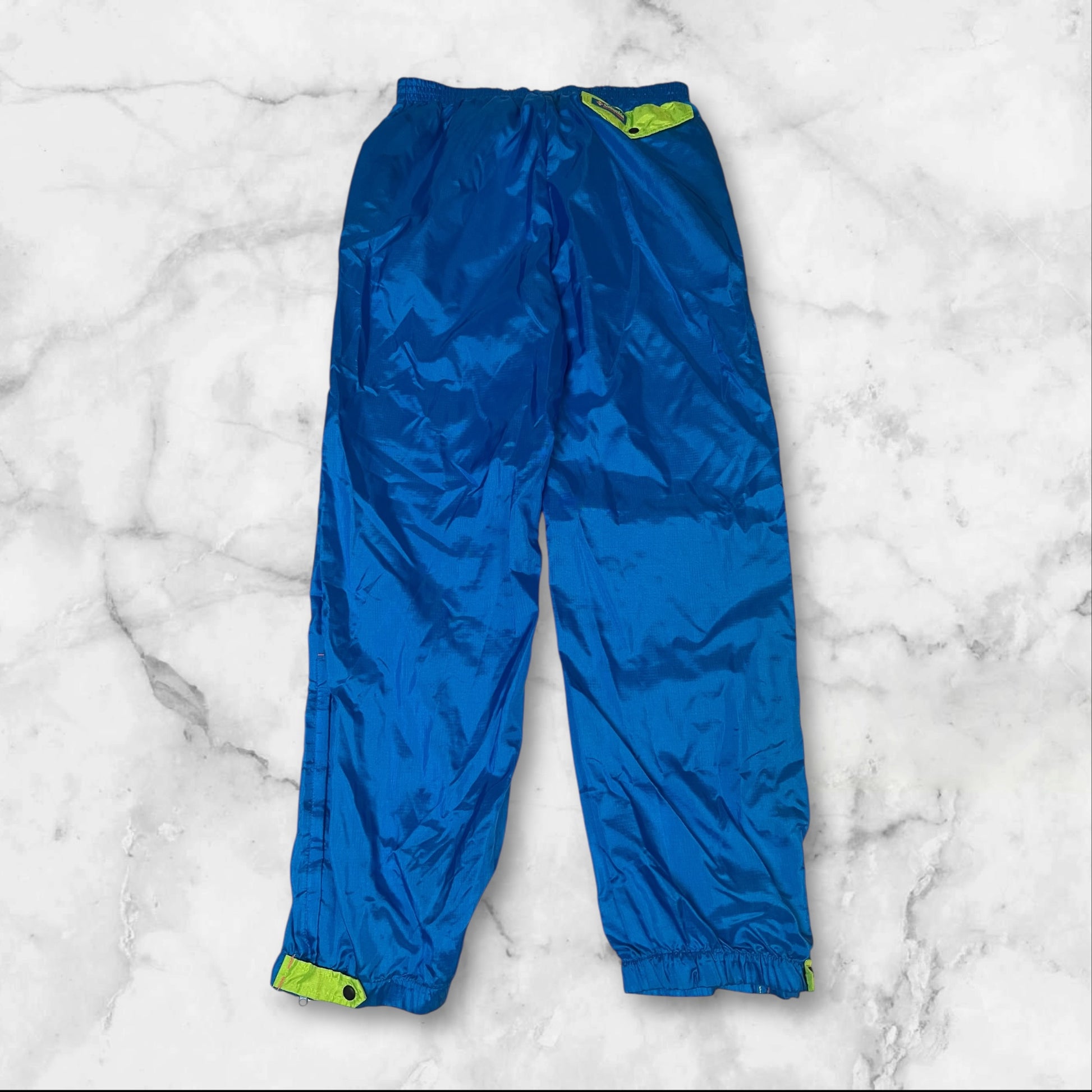 Entdecke unsere Vintage Track Pants von Nike und anderen Marken, erhältlich bei Valuxery.de - Dein Shop für trendige Vintage - Kleidung. Unsere Track Pants sind aus hochwertigen Materialien und