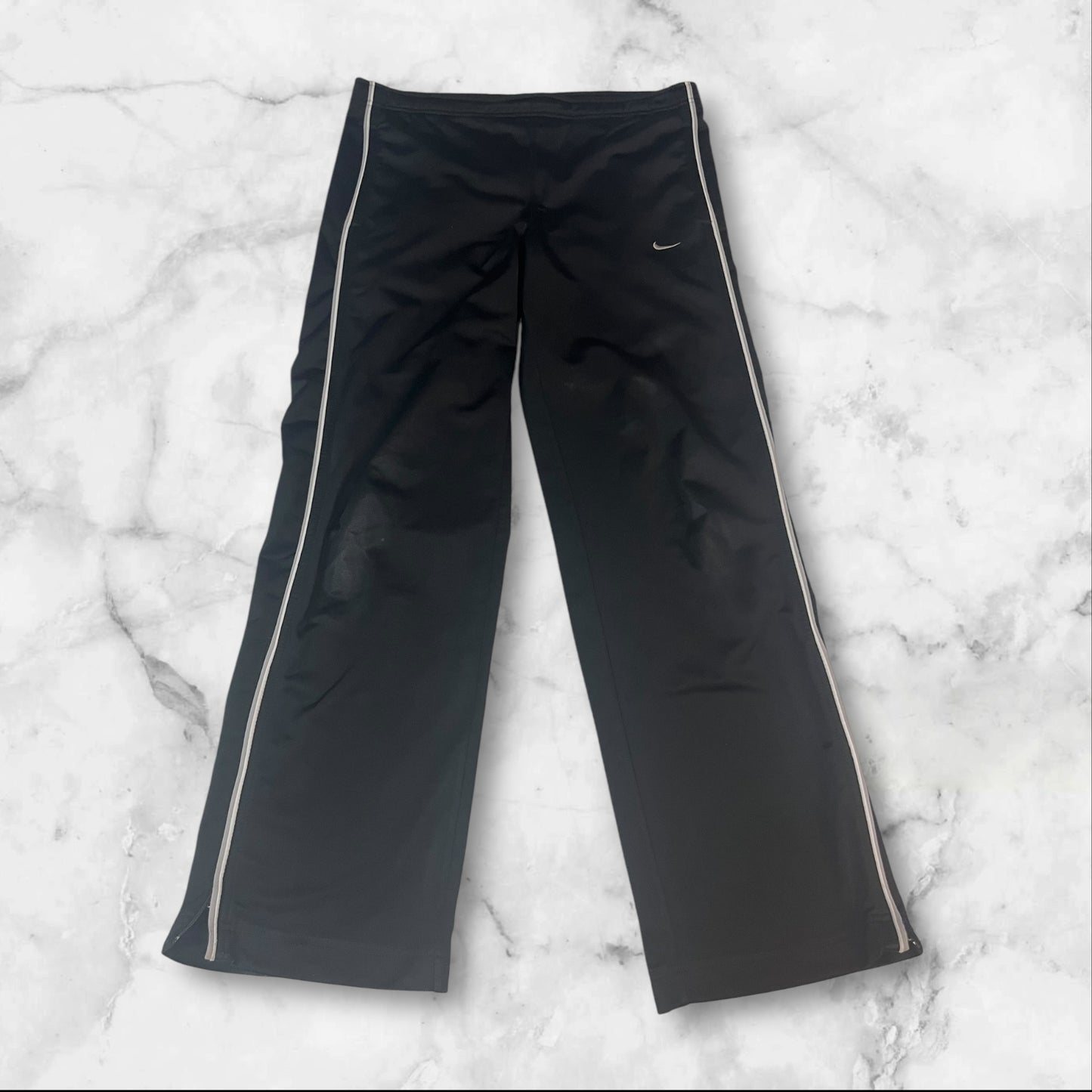 Entdecke unsere Vintage Track Pants von Nike und anderen Marken, erhältlich bei Valuxery.de - Dein Shop für trendige Vintage - Kleidung. Unsere Track Pants sind aus hochwertigen Materialien und